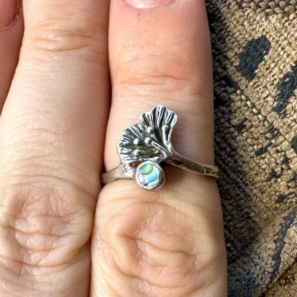 Sterling silver and abalone shell ring. - Picture 3 of 11